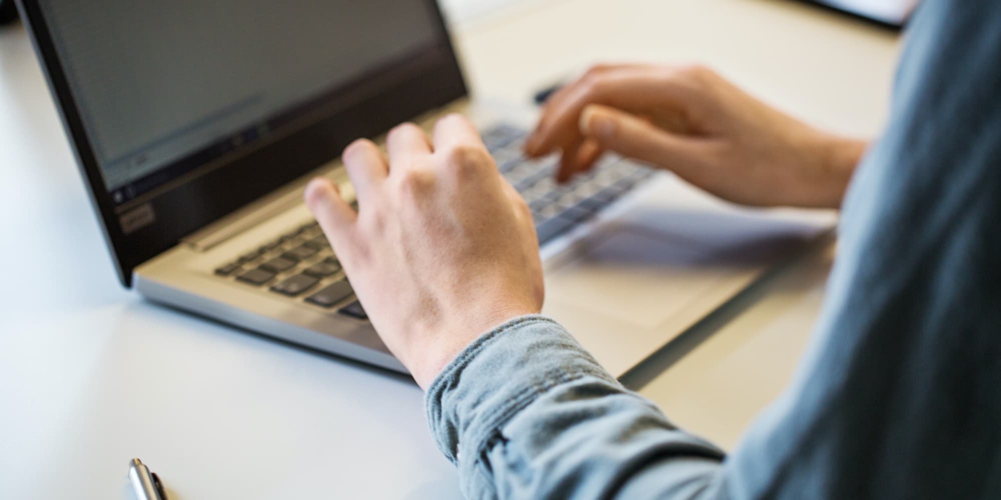hands on laptop
