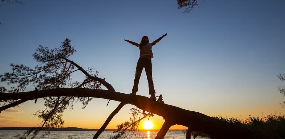 12 Ways Truly Confident People Stand Out in a Crowd