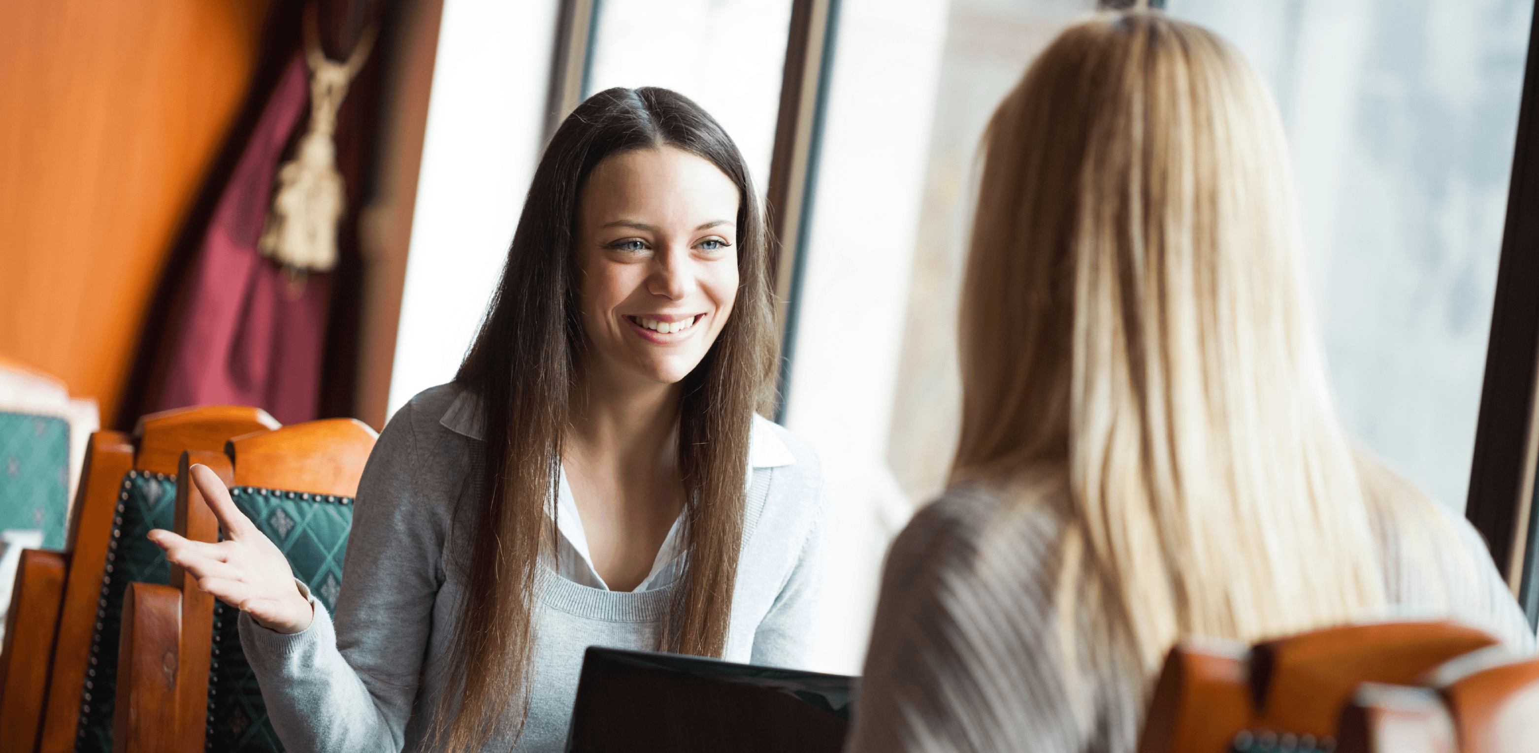 5 Body Language Basics That Make You Appear 100% More Trustworthy to Strangers