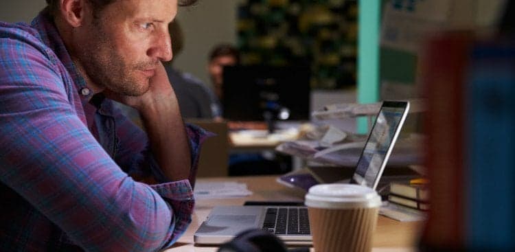 9 Ways to Stay Productive at the Office When It's Dark at 4 PM