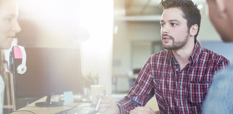 employee speaking to introverted manager