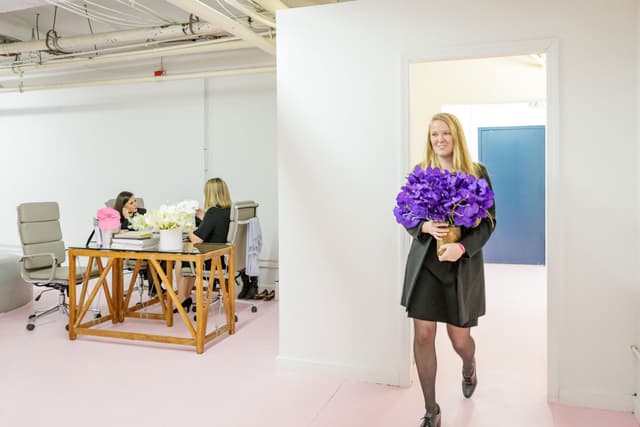 Repeat Roses company image